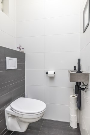 Foto - Te koop: In Landgraaf op een zeer kindvriendelijke locatie bevindt zich deze nette en moderne instapklare energiezuinige tussenwoning uit 2008